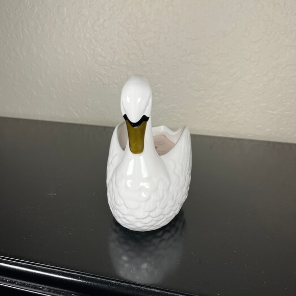 Sincerely Jules Home Graceful Swan Soy Blend Candle White Gold Accent Swangirl - Picture 2 of 4